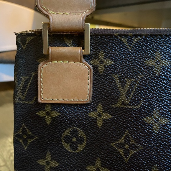 Brown Louis Vuitton crossbody purse - Picture 2 of 8